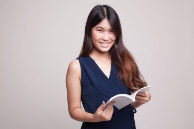 Kitaplı genç Asyalı kadın..