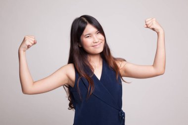 Güzel genç Asyalı kadın flex pazı.