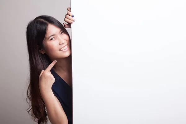 Joven mujer asiática señalar a un signo en blanco . —  Fotos de Stock