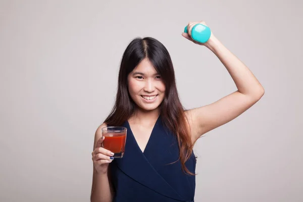 Friska asiatisk kvinna med hantel och tomatjuice. — Stockfoto