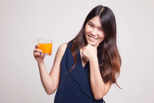 Joven asiática mujer thumbs arriba beber jugo de naranja . — Foto de Stock