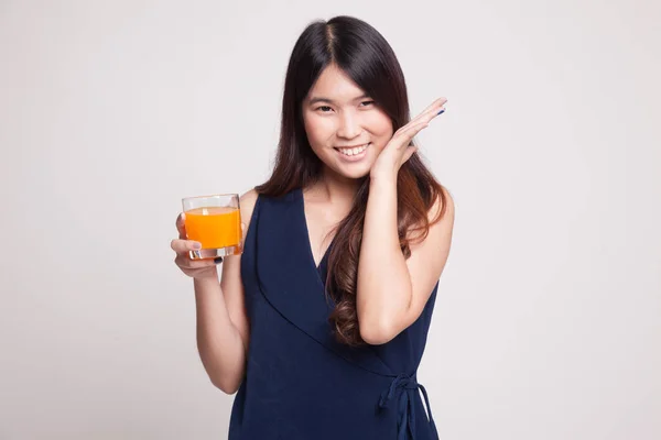 Jovem mulher asiática feliz beber suco de laranja . — Fotografia de Stock