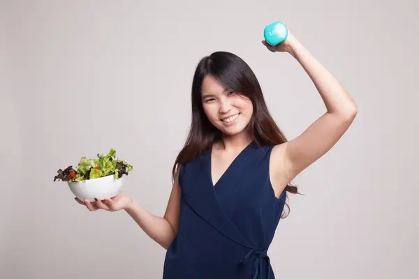 Mulher asiática saudável com halteres e salada . — Fotografia de Stock