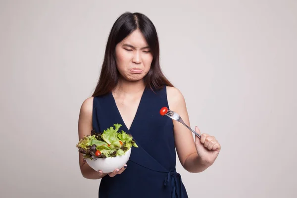 Asiatisk kvinna hat sallad. — Stockfoto