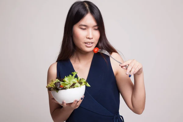 Mulher asiática saudável com salada . — Fotografia de Stock