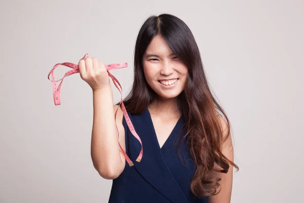 Giovane donna asiatica con nastro di misurazione . — Foto Stock