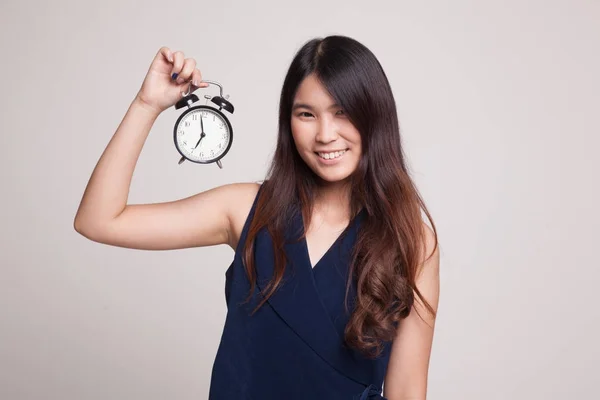 Joven asiático mujer con un reloj. —  Fotos de Stock