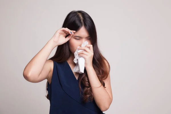 Junge Asiatin erkrankte an Grippe. — Stockfoto