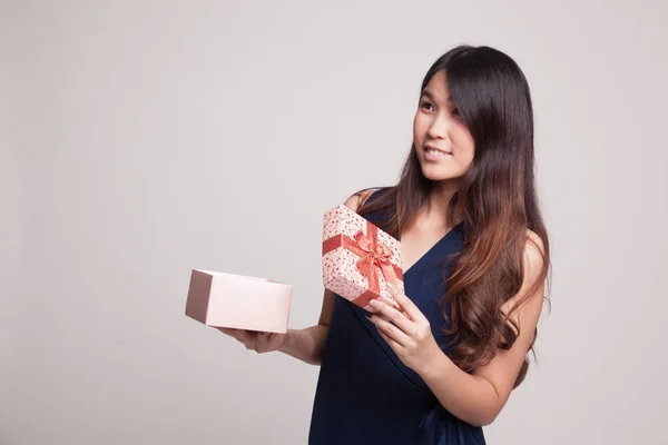 Fiatal ázsiai nő nyit egy ajándék doboz. — Stock Fotó