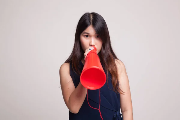 Красивая молодая азиатка объявляет с мегафоном . — стоковое фото