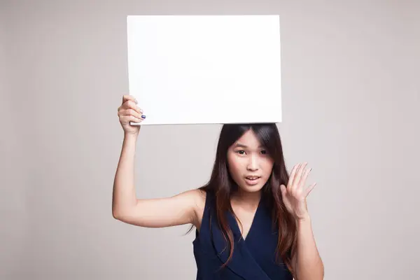 白い空白のサインで若いアジア女性驚き. — ストック写真