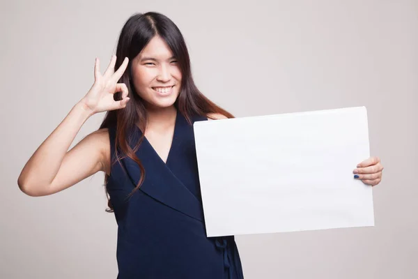 Jonge Aziatische vrouw show Ok met witte leeg bord. — Stockfoto