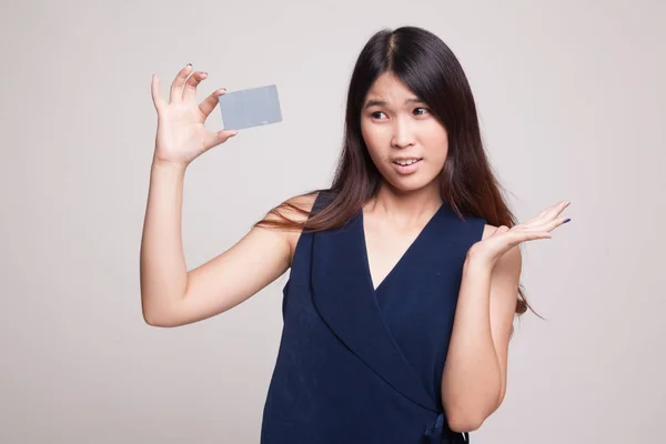 Joven mujer asiática feliz con tarjeta en blanco . —  Fotos de Stock