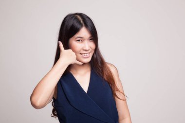 Genç Asyalı kadın gösterisi ile telefon jest.