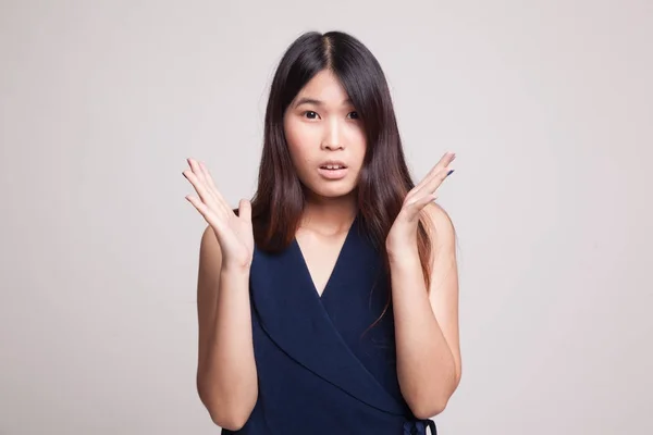 Shocked young Asian woman. — Stock Photo, Image