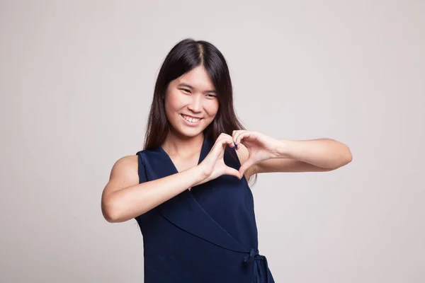 Giovane asiatico donna spettacolo cuore mano segno . — Foto Stock