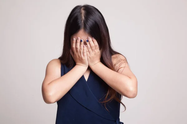 Triste jovem mulher asiática chorar com palma para cara. — Fotografia de Stock