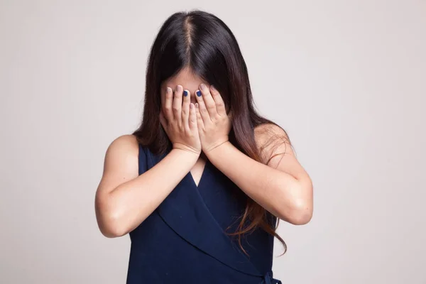 Sad young Asian woman cry with palm to face. — Stock Photo, Image