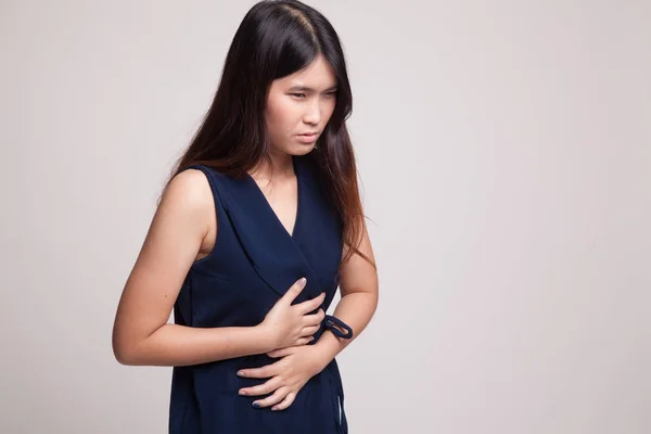 Giovane donna asiatica ha mal di stomaco . — Foto Stock