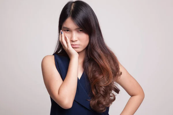 Jovem mulher asiática tem dor de dente . — Fotografia de Stock