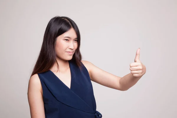 Asiático mulher polegares para cima e sorriso . — Fotografia de Stock