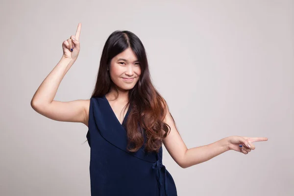 Νεαρά ασιατικές γυναίκα σημείο με τα δύο χέρια. — Φωτογραφία Αρχείου