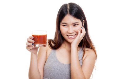 Domates suyu gibi sağlıklı güzel Asyalı kız.