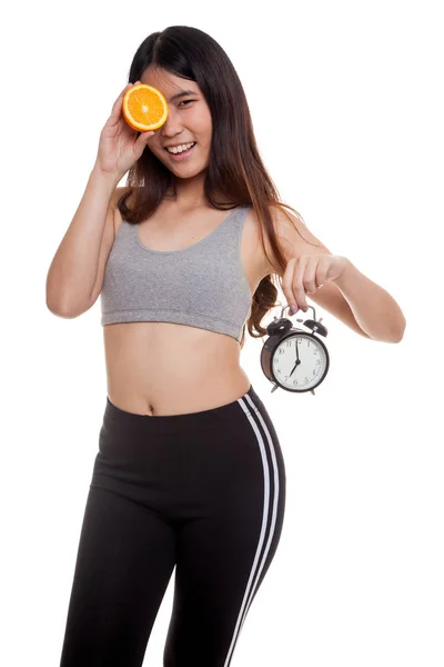 Schöne asiatische gesunde Mädchen mit orange und Uhr. — Stockfoto