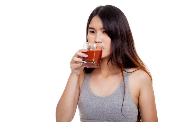 Mooi gezond Aziatische meisje drankje tomatensap. — Stockfoto