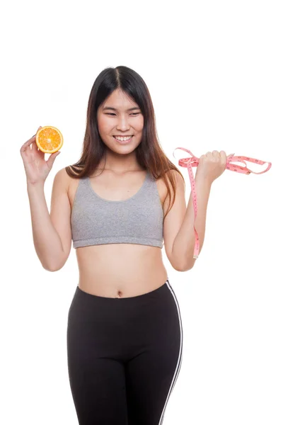 측정 테이프와 오렌지 과일 다이어트에 아시아 건강 한 소녀. — 스톡 사진