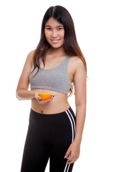Hermosa chica sana asiática con fruta naranja . — Foto de Stock