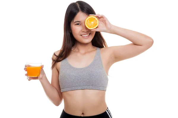 Bella ragazza asiatica sana con succo d'arancia e frutta arancione . — Foto Stock