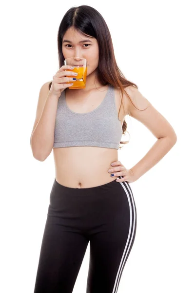 Hermosa chica sana asiática bebiendo jugo de naranja . — Foto de Stock