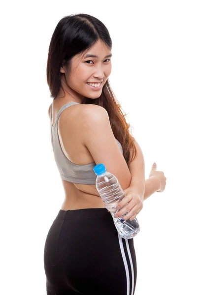 Schöne asiatische gesunde Mädchen mit Flasche Trinkwasser. — Stockfoto