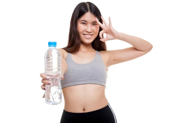 Gadis Asia yang cantik dengan sebotol air minum . — Stok Foto