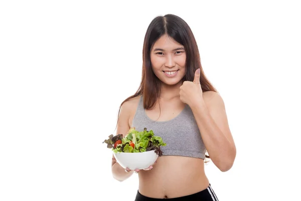 Mooie Aziatische gezond meisje duimen omhoog met salade. — Stockfoto
