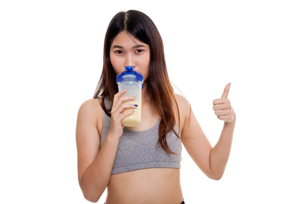 Piękny Asian dziewczyna zdrowy Pokaż kciuki pić białko Serwatkowe. — Zdjęcie stockowe