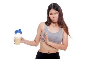 Güzel Asyalı sağlıklı kız nefret peynir altı suyu proteini.
