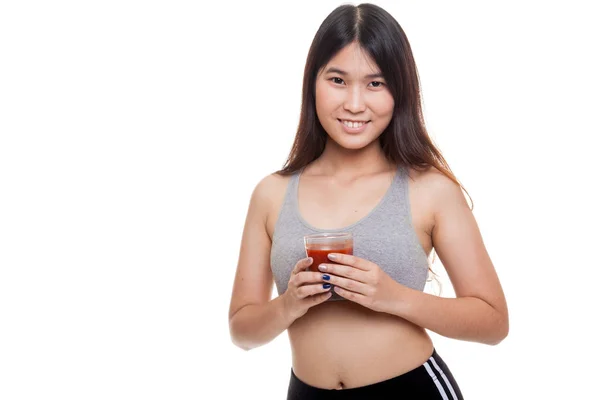 Krásné zdravé Asijská dívka s rajčatovou šťávou. — Stock fotografie