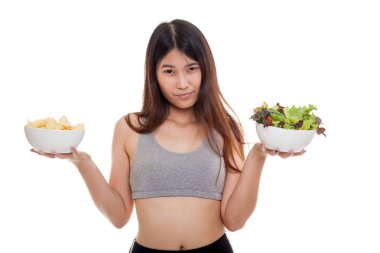Güzel Asyalı sağlıklı kız salata ve patates cipsi.