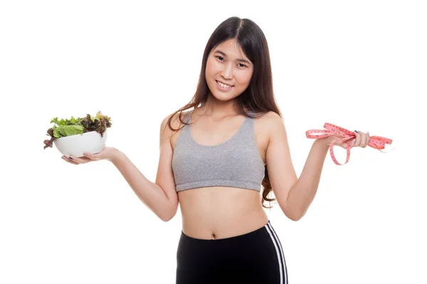 Krásná Asiatka zdravé s měřicí pásky a salátem. — Stock fotografie