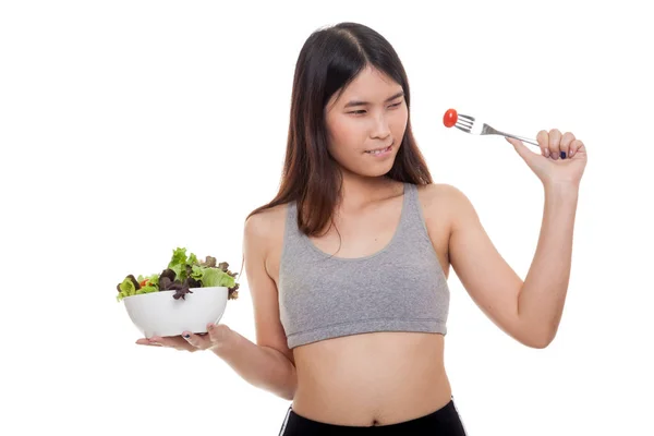 Hermosa chica sana asiática disfrutar comiendo ensalada . — Foto de Stock