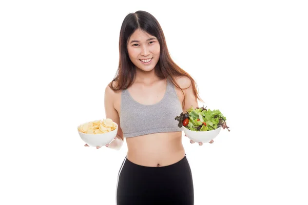 Krásná Asiatka zdravý salát a bramborové lupínky. — Stock fotografie