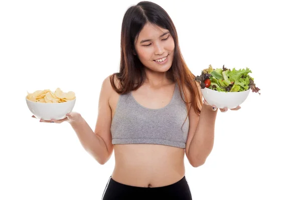 Schöne asiatische gesunde Mädchen Salat und Kartoffelchips. — Stockfoto