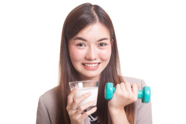 Bir bardak süt ve halter içme sağlıklı Asyalı kadın.