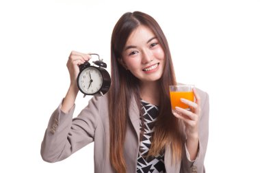 Asyalı kadın saati içki portakal suyu ile.