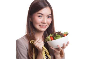 Ölçme bant ve salata ile sağlıklı Asyalı kadın.