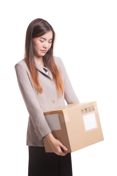 Joven mujer trabajadora asiática con caja de envío . — Foto de Stock