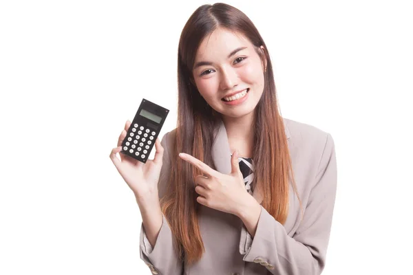 Aziatische vrouw punt naar de calculator. — Stockfoto