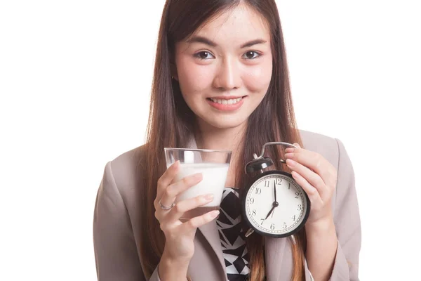 Saludable mujer asiática bebiendo vaso de leche celebrar reloj . — Foto de Stock